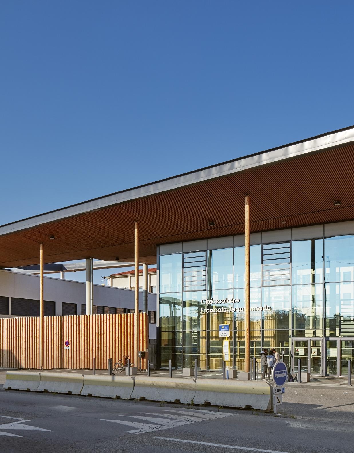 14067_lycee_armorin_crest_exterieur_01.jpg